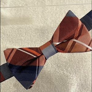 New condition mens Van Heusen patterned 100% silk bow tie.